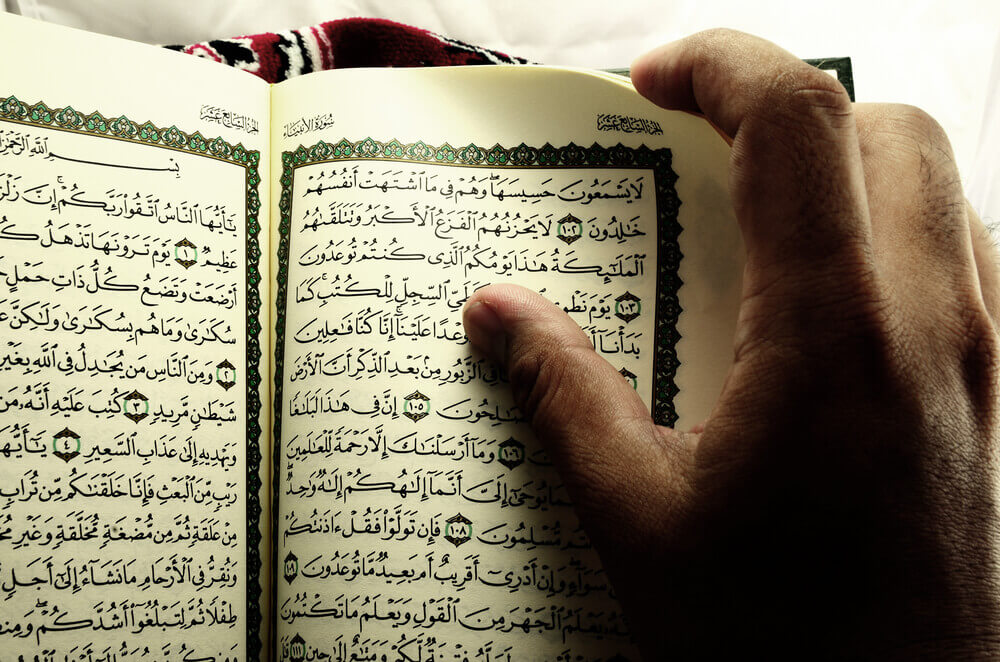 membaca Al-quran untuk merawat hati hitam