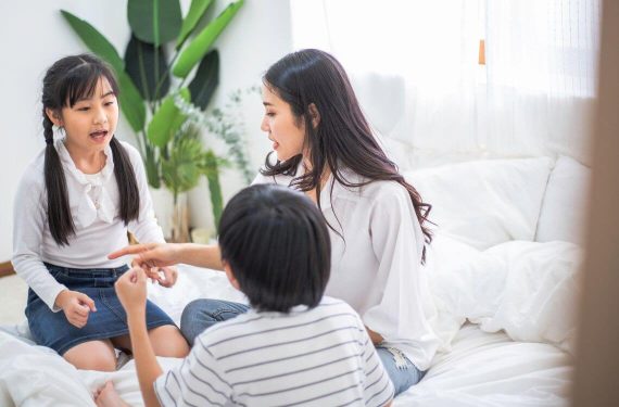 ibu menjelaskan peraturan di rumah pada anak-anak