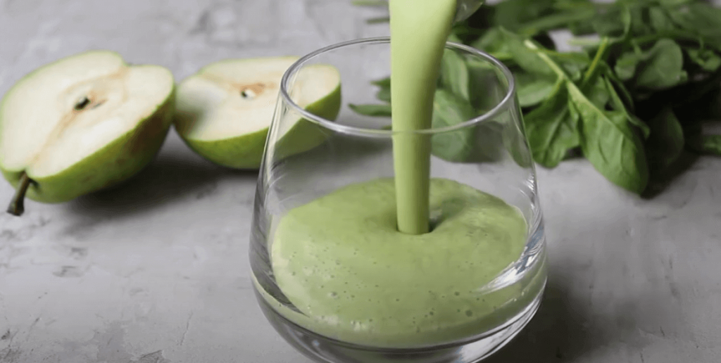 smoothie pear dituangkan ke dalam gelas