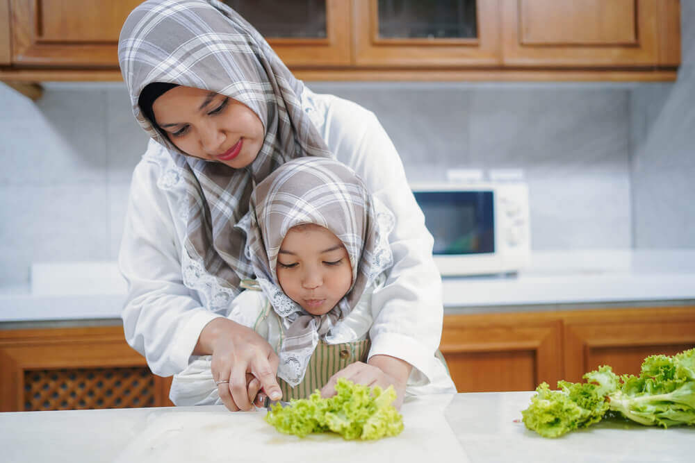 mak memasak dengan anak kecil