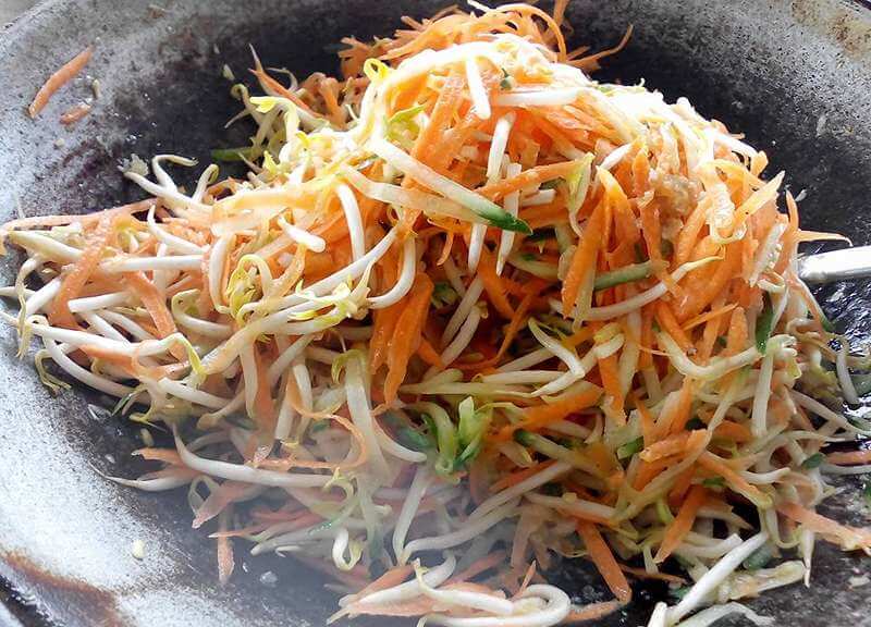 Tambahkan sayur-sayuran (timun, carrot, tauge)