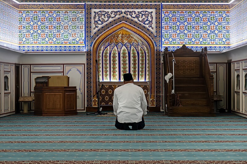 lelaki menunaikan Solat Sunat Tahiyatul Masjid