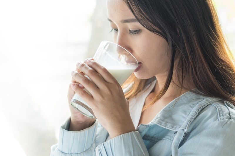 wanita minum susu