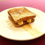 Toast Roti Rai dengan Pisang, Mentega Kacang dan Madu