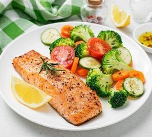 Brokoli dan Salmon yang Dimasak Secara Slow-cooked
