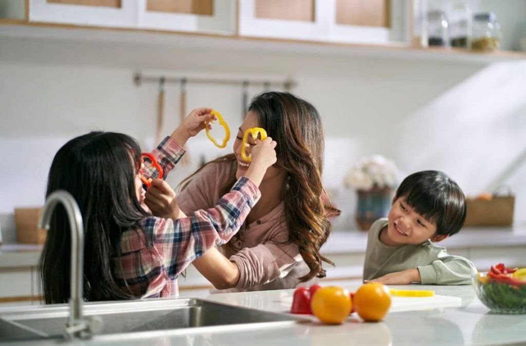 anak bermain di dapur, dari minda turun ke hati