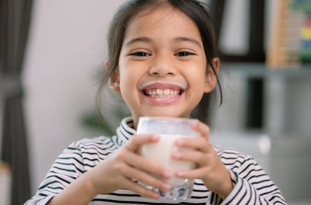 kanak-kanak perempuan minum susu Similac® Intelli-Pro®