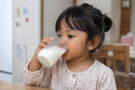 kanak-kanak minum HiPP Organic