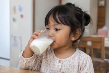 kanak-kanak minum HiPP Organic